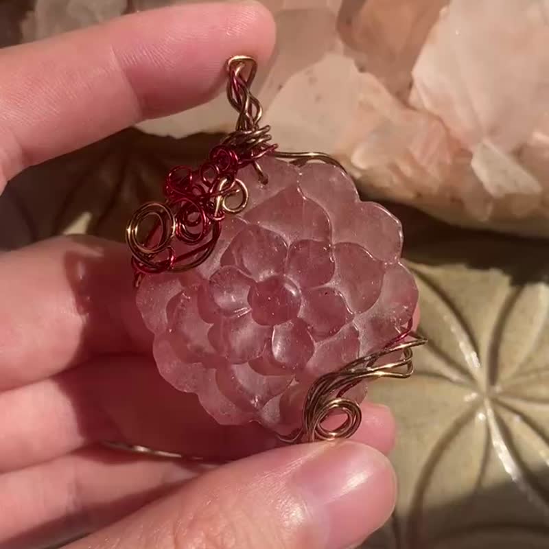 【Strawberry Crystal】Wine made from grapes - Necklaces - Semi-Precious Stones Red