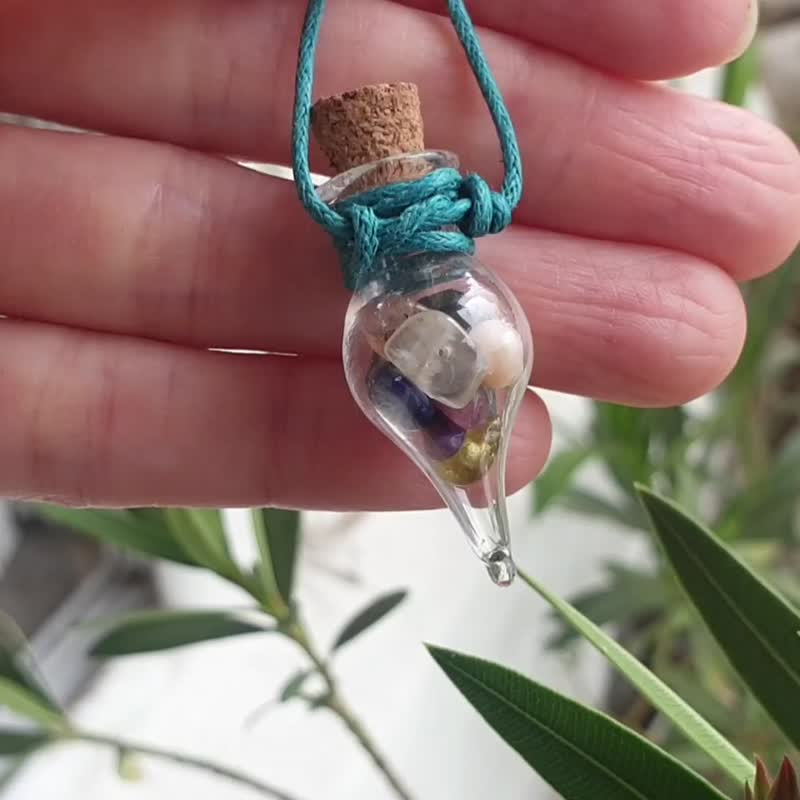 Glass bottle of gems for creativity boost, waxed cord, 12 raw crystals - 項鍊 - 寶石 多色