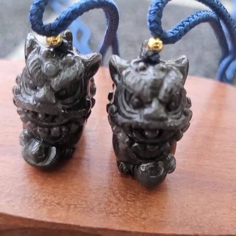 【親翠】天然翡翠 冰烏雞精工雕獅子醒獅吊墜小擺調整繩鏈 附木座 - 項鍊 - 玉石 黑色