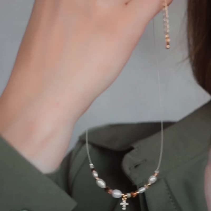 Pearl cross necklace, Pearly gold and silver jewelry, Violet Swarovski chocker - สร้อยคอ - ไข่มุก สีม่วง