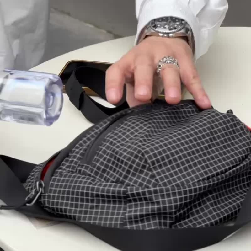 Trendy Japanese style plaid crossbody bag, men's and women's functional student casual shoulder bag, commuting bag - กระเป๋าแมสเซนเจอร์ - ไนลอน สีดำ