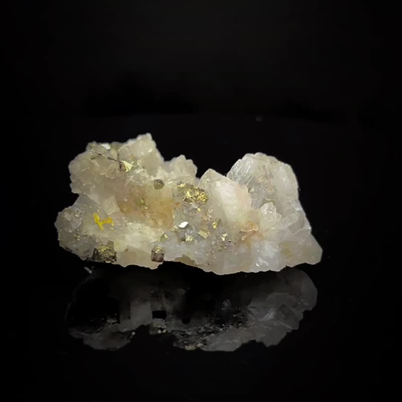 稀有黃銅礦白水晶共生 珍貴礦物標本閃閃發亮57*46*23MM - 裝飾/擺設  - 銅/黃銅 金色