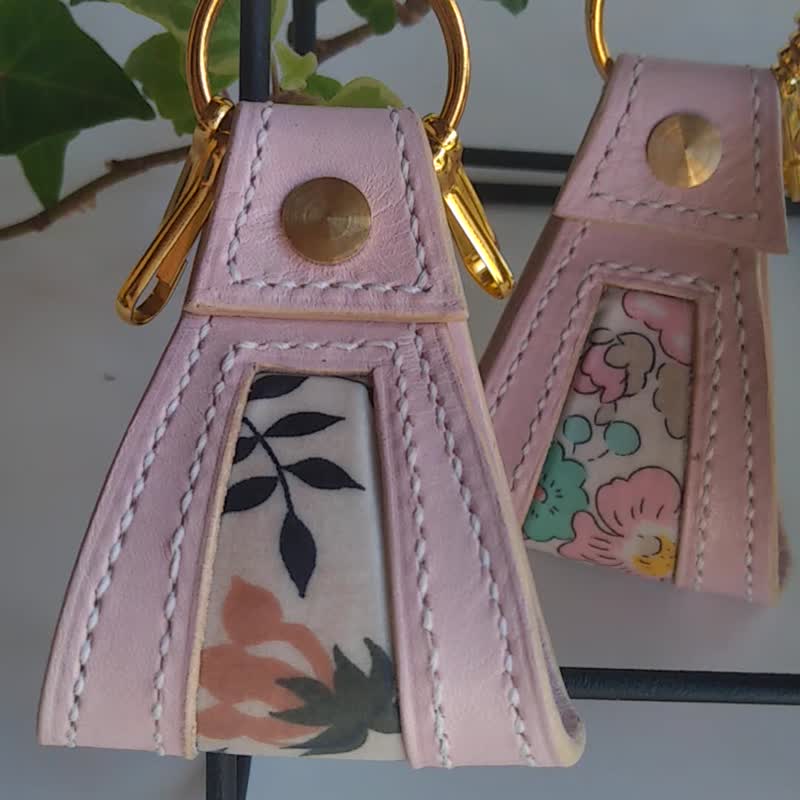本革ー手縫いーリバテープリントのキーホルダーピンク－ピンク花柄 - キーホルダー・キーケース - 革 ピンク