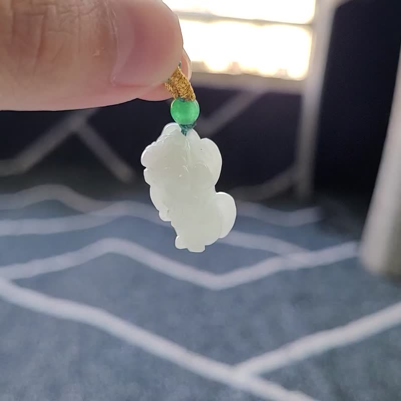 【親翠】天然翡翠 白冰帶綠手工雕大頭貔貅項鍊 招財貔貅 - 項鍊 - 玉石 白色