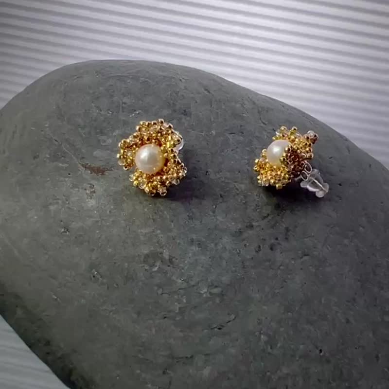 Want to see you - hand-woven pearl earrings - ต่างหู - วัสดุอื่นๆ สีทอง