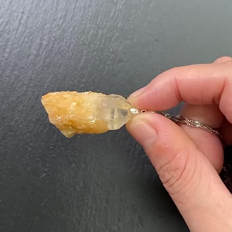 Natural raw ore boutique gold pineapple backbone crystal 925 sterling silver titanium steel necklace attracts wealth and avoids evil spirits - สร้อยคอ - คริสตัล สีทอง