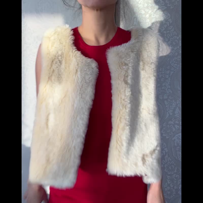 Cool and stylish vest which is made from the Gobelin weaving and fluffy Fake fur - เสื้อกั๊กผู้หญิง - ผ้าฝ้าย/ผ้าลินิน หลากหลายสี