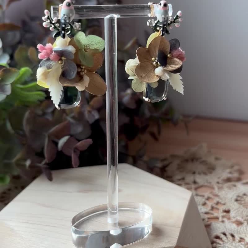 Hope garden-real flower rhinestone earrings - ต่างหู - พืช/ดอกไม้ สีดำ