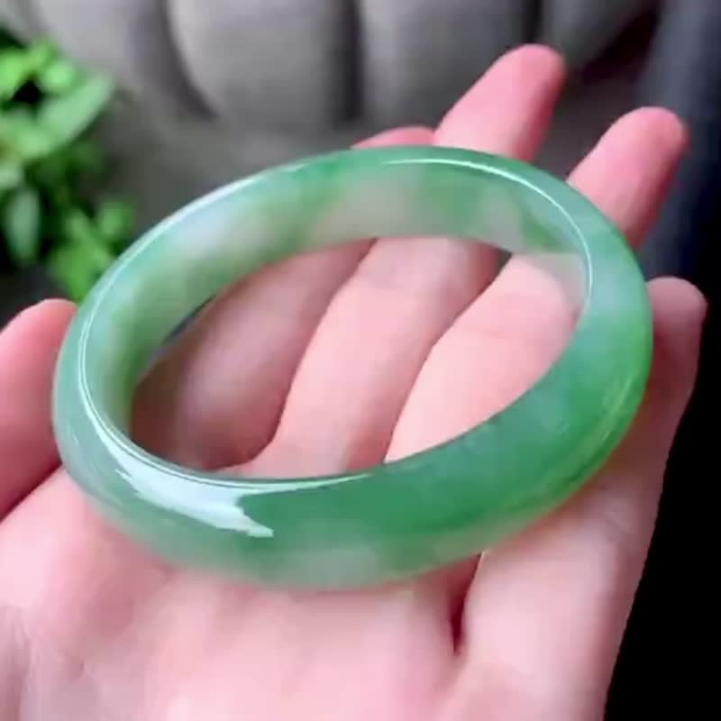 冰種翡翠天然翡翠玉鐲 A玉手鐲玉鈪 • 糯冰種陽綠翡翠貴妃鐲 - 手鍊/手環 - 玉石 綠色