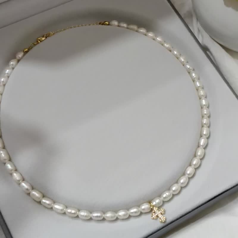 Original natural freshwater pearl wrapped 18K gold cross necklace - สร้อยคอ - ไข่มุก 