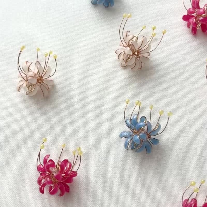 夢幻藍色彼岸花與施華洛世奇水晶耳針 / 耳夾 樹脂・線材 藝術創作 (過敏性友善材質) - 耳環/耳夾/耳骨夾 - 樹脂 藍色