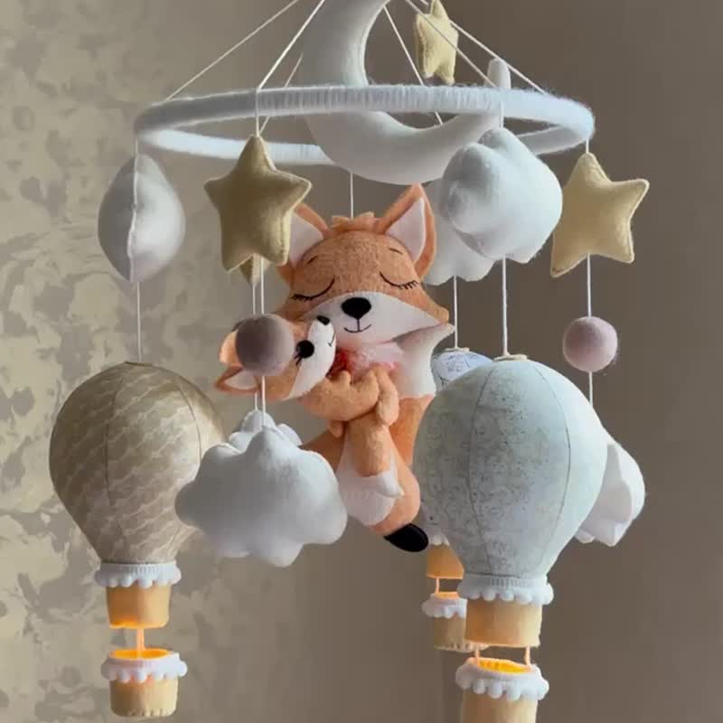 Fox family mobile crib with hot air balloons in beige colour - เครื่องประดับ - โลหะ สีกากี