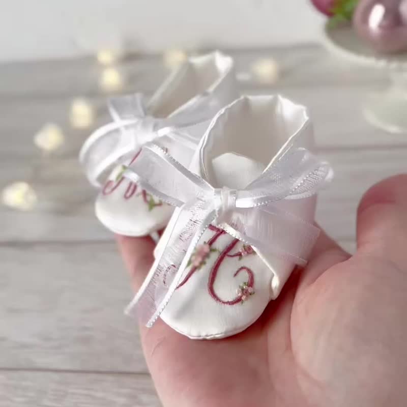 Pinkoi exclusive [Size changeable] Flower lover initial embroidered silk baby shoes - รองเท้าเด็ก - ผ้าไหม ขาว