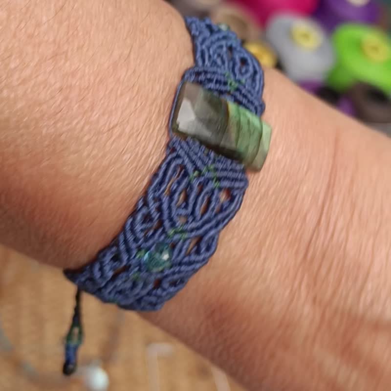 Macrame bracelet with a labradorite - Necklaces - Gemstone Blue