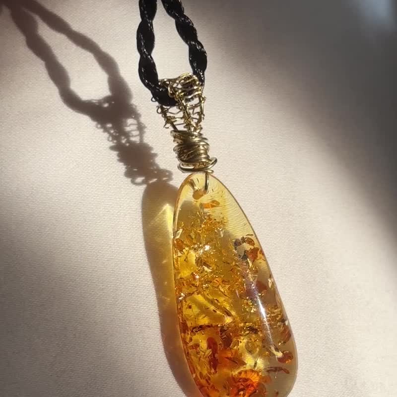 Natural flower amber , Wax, amber, resin fossil pendant, natural crystal ice transparent - สร้อยคอ - คริสตัล สีทอง