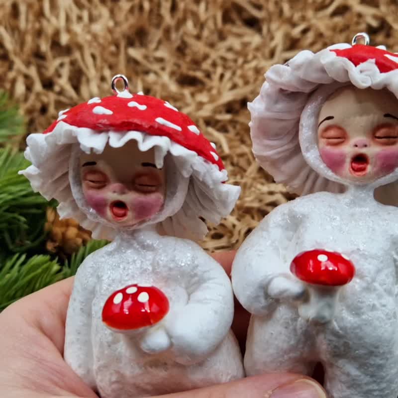 Sleepy mushroom elves, Christmas decoration Fly agaric ornament Amanita muscaria - ตุ๊กตา - ผ้าฝ้าย/ผ้าลินิน ขาว