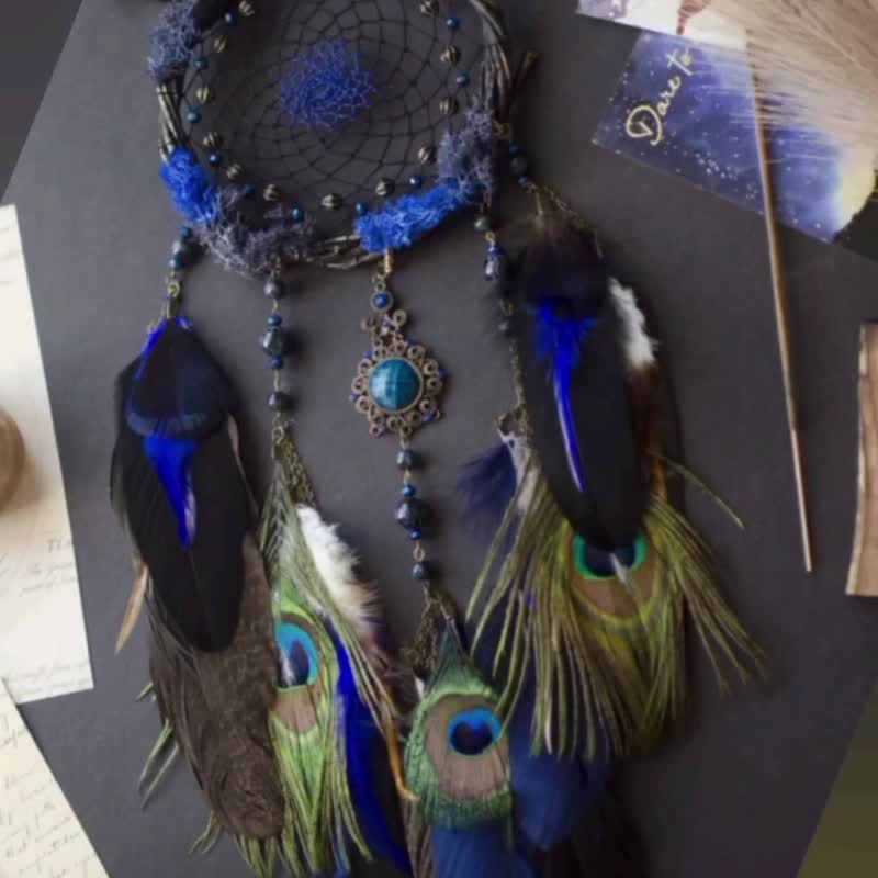 Handmade Willow Dreamcatcher with Peacock Feathers - 壁貼/牆壁裝飾 - 玻璃 藍色