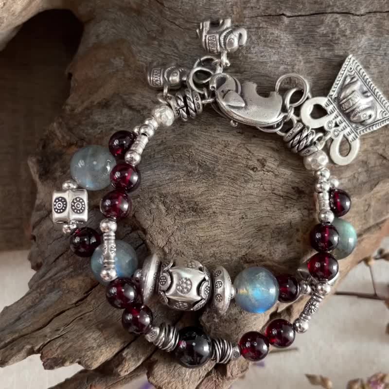 Handmade Labradorite Red Garnet Elephant Bracelet with Karen Hill Tribe Silver - สร้อยข้อมือ - เงินแท้ สีน้ำเงิน