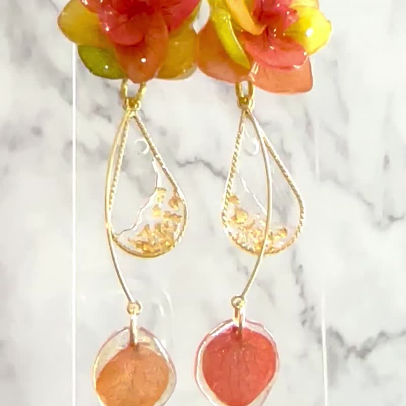 Autumn Hydrangea Earrings - ต่างหู - พืช/ดอกไม้ สีส้ม