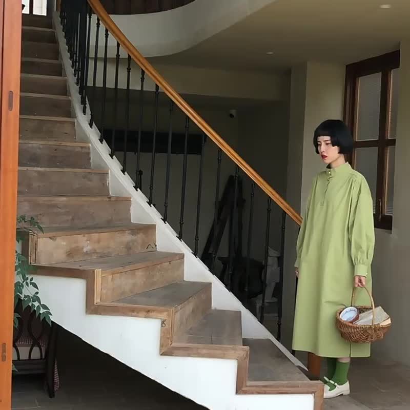果綠色 新中式小立領落肩款燈籠袖洋裝 復古開衩寬鬆藏肉連身裙 - 洋裝/連身裙 - 棉．麻 綠色