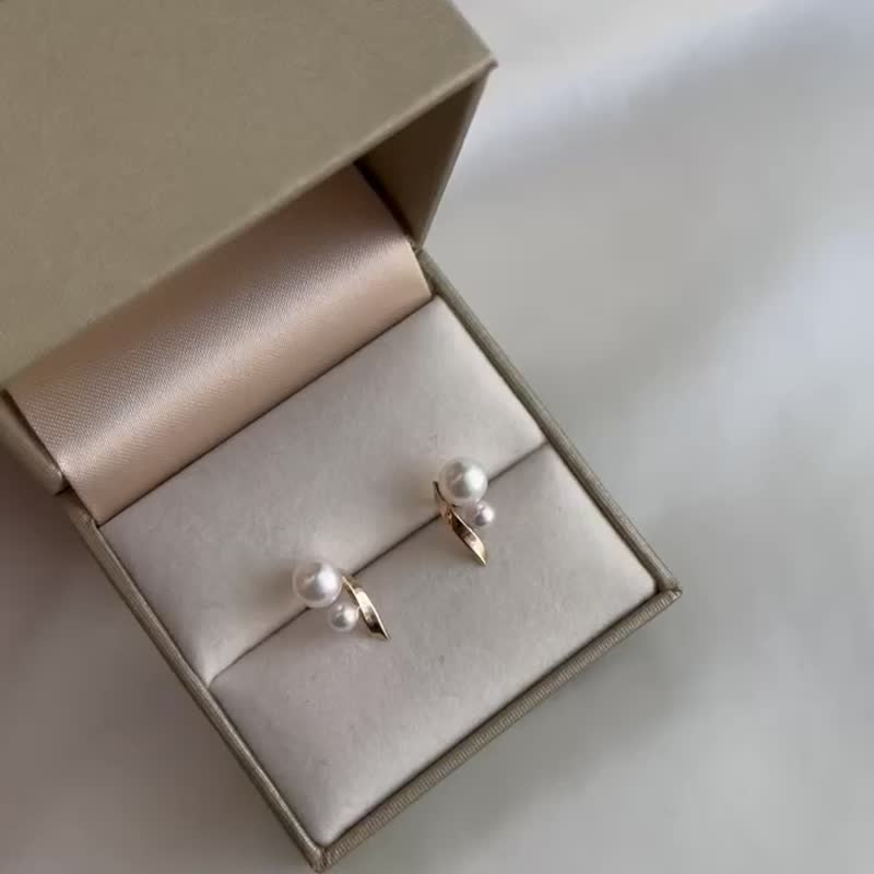 Made in Japan, 2 pearl stud earrings, Akoya pearls, 10k gold, shipped directly from Japan, double pearl design ear nails, Akoya pearls, 10k gold, natural seawater pearls - ต่างหู - ไข่มุก ขาว