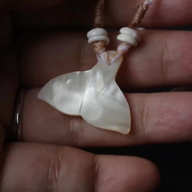 Shell whale tail Wax kumihimo- sparkling white shell light - Necklaces - Shell White