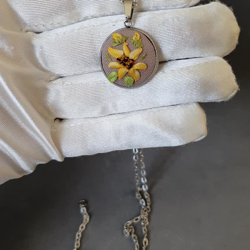 刺繡 珠寶 Ribbon embroidered sunflower on pendant for her - 項鍊 - 絲．絹 黃色
