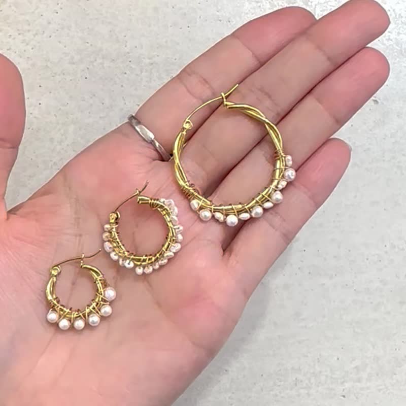 OUD Original Handmade Freshwater Pearls Stainless Still Hoop Earrings (M) - ต่างหู - ไข่มุก ขาว