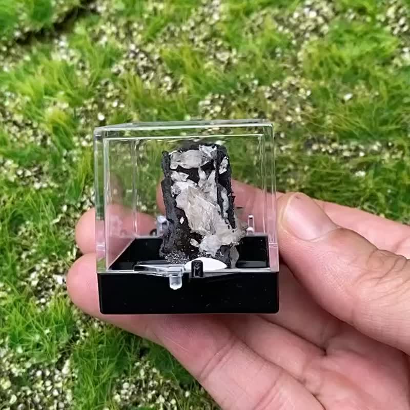 小小能量礦石擺件-可愛精品小褐鐵礦共生方解石晶花 吸收負能量 - 擺飾/家飾品 - 水晶 多色
