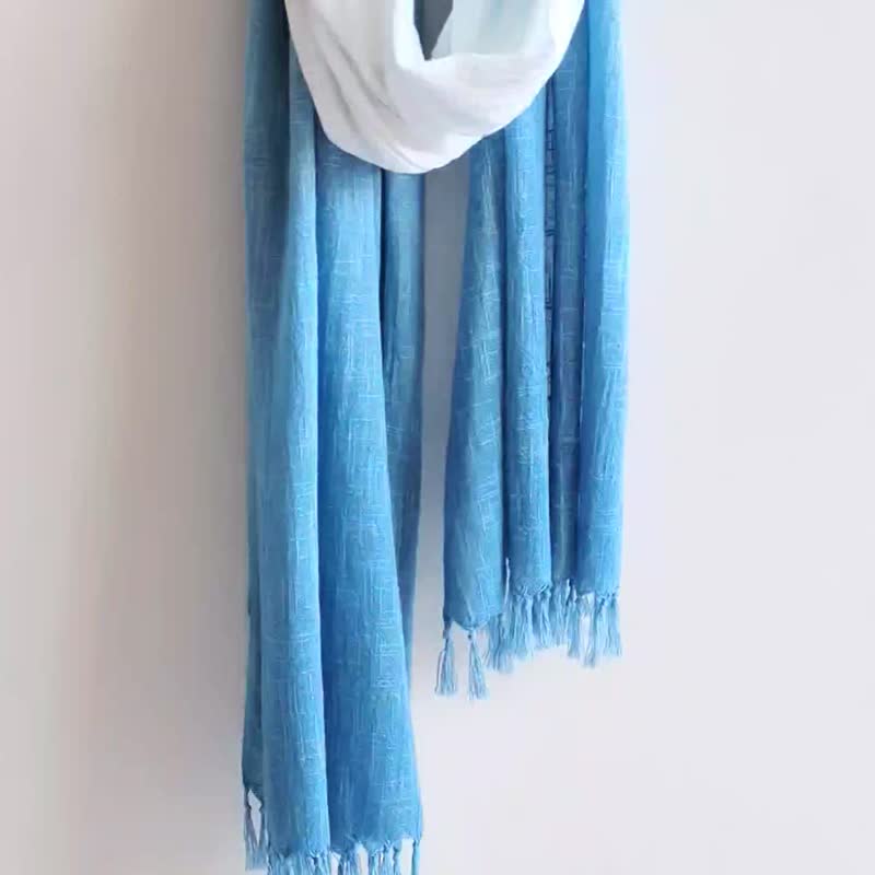 THAni handmade blue-dyed original gradient cotton scarf, natural blue-dyed thick scarf, plant-dyed - ผ้าพันคอถัก - ผ้าฝ้าย/ผ้าลินิน สีน้ำเงิน