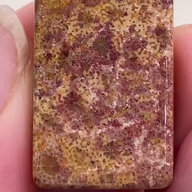 珊瑚玉蕾絲花吊墜附咖啡色中國結 - 項鍊 - 貝殼 多色