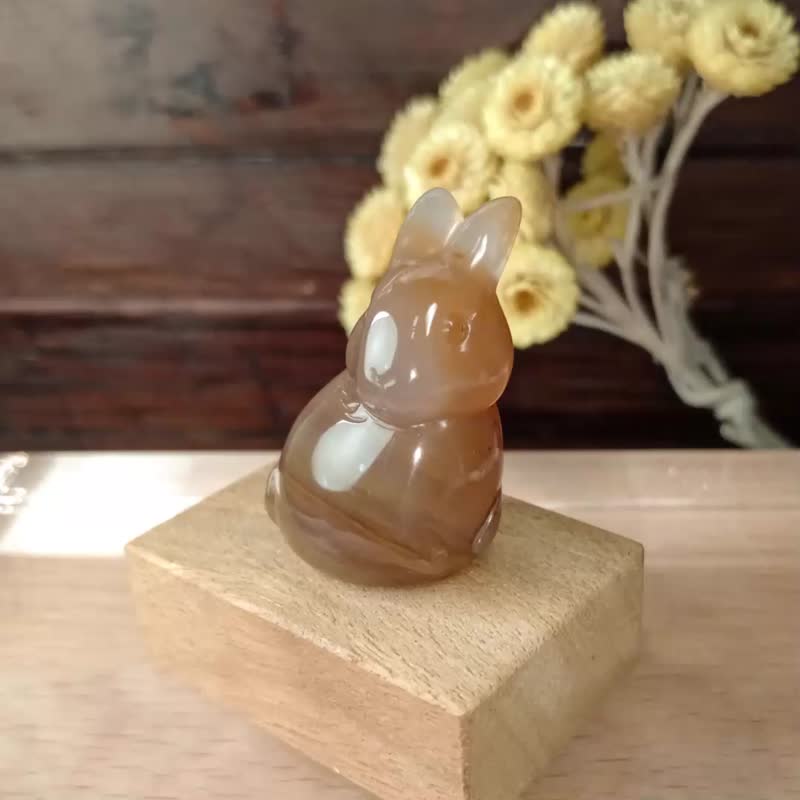 翡翠の装飾壺（動物彫刻付き） 翡翠の装飾壺（動物彫刻付き） 小動物彫刻 - ウサギの化石翡翠