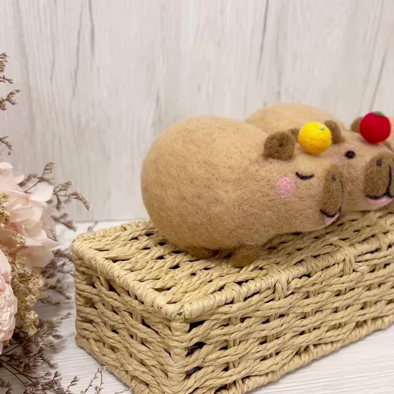 Capybara Big Nostrils Capybara Orange Apple Wool Felt Doll Healing Gift - ตุ๊กตา - ขนแกะ สีกากี