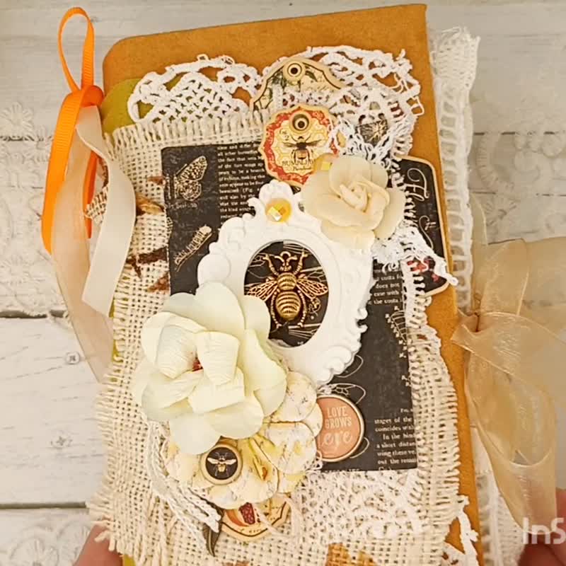 Queen bee junk journal handmade Honeybee botanical notebook floral autumn - 筆記本/手帳 - 紙 黃色