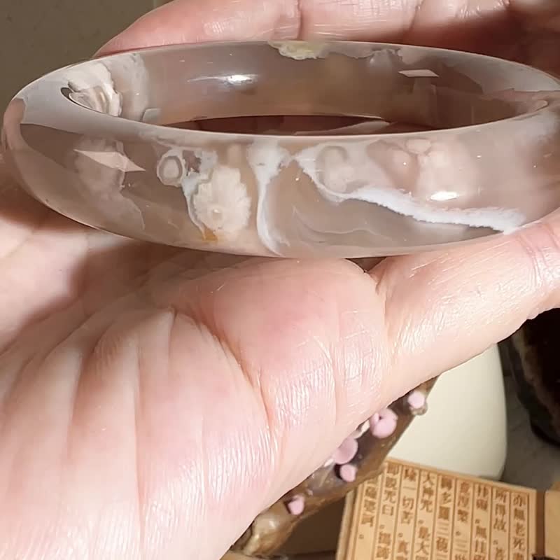 櫻花瑪瑙手鐲 瑪瑙手鐲高級烟紫灰冰底成形粉花圓條套鐲53-55可戴 - 手鍊/手環 - 玉石 