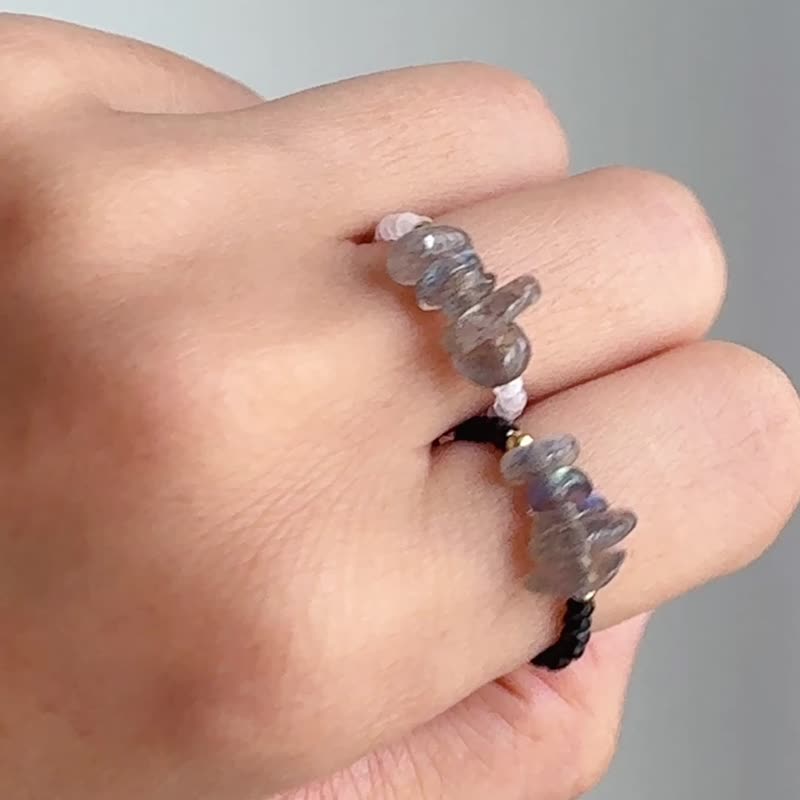 Labradorite moonstone black spinel natural stone elastic beaded ring gift for besties and sisters - แหวนทั่วไป - วัสดุอื่นๆ สีเทา