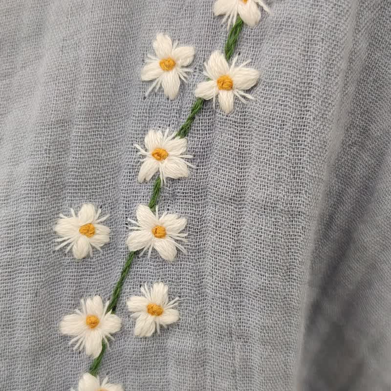 Bryony 42 - 刺繡花無袖灰色襯衫 - 女上衣/長袖上衣 - 棉．麻 灰色