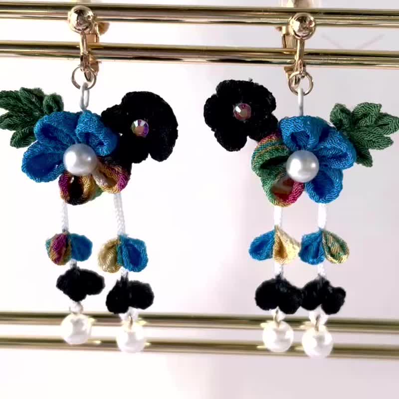 帶有大和撫子風情的花朵耳環 – 耳釘、摘花工藝、藍色、黑色、和 - 耳環/耳夾/耳骨夾 - 其他人造纖維 藍色