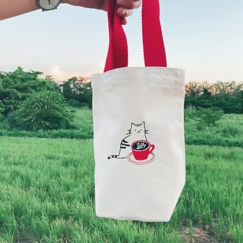 [Illustration] Latte Cat - Embroidery | Red Ribbon Handle Canvas Beverage Bag_Coffee Series - ถุงใส่กระติกนำ้ - ผ้าฝ้าย/ผ้าลินิน สีแดง