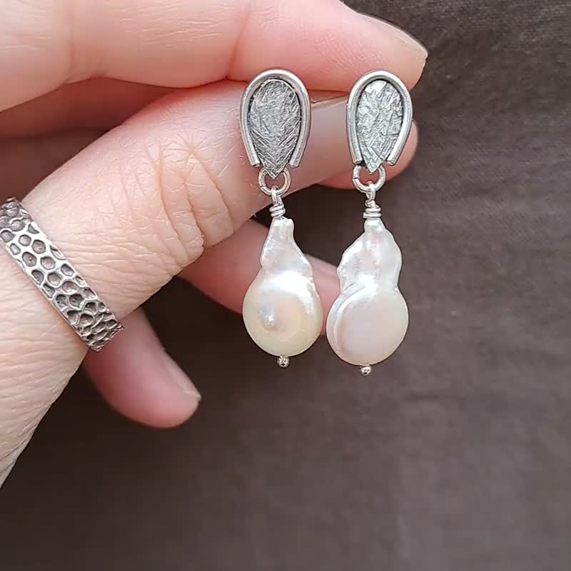 Horseshoe Earrings w/ Featured Freshwater Pearls- Handmade - ต่างหู - เงินแท้ ขาว