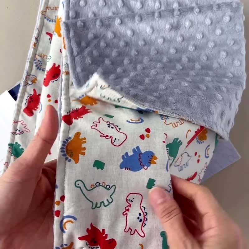 軟糖小恐龍  寶寶荳荳絨毯 嬰兒手作 新生兒禮 - 圍兜/口水巾 - 棉．麻 藍色