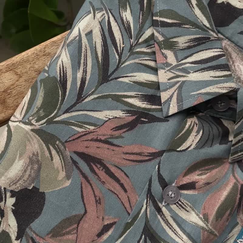 棕綠大葉藍襯衫-藍底揉合棕綠葉影  像把森林色調穿進日常 - 男裝恤衫 - 棉．麻 藍色