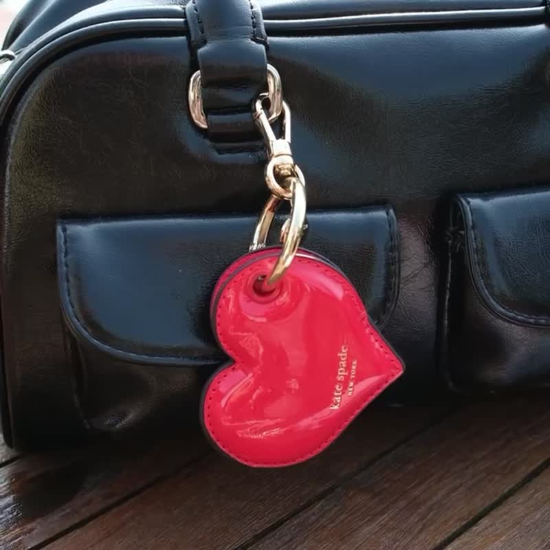 【kate spade】AirTag 保護套 紅色愛心 - 其他 - 塑膠 白色
