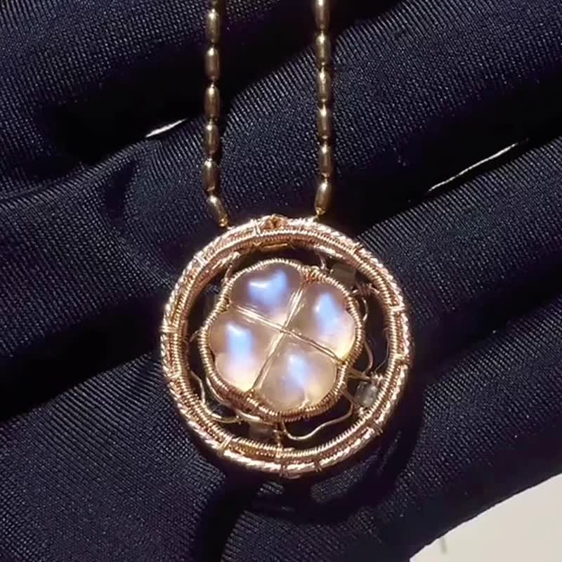 Hand-made 14K gold wrapped four-leaf clover moonstone can be turned pendant - สร้อยคอ - เครื่องเพชรพลอย หลากหลายสี