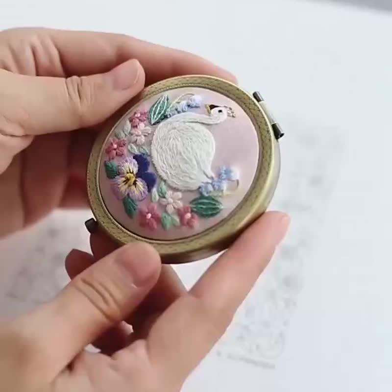 天鹅手工刺繡diy資料包化妝鏡隨身便攜小鏡子送媽媽閨蜜禮物 - 編織/刺繡/羊毛氈/縫紉 - 棉．麻 