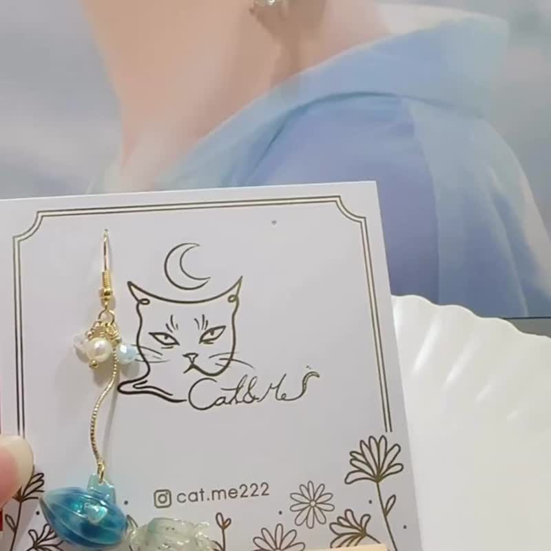 Moonlight x goldfish shape earrings twilight blue - ต่างหู - ทองแดงทองเหลือง สีน้ำเงิน