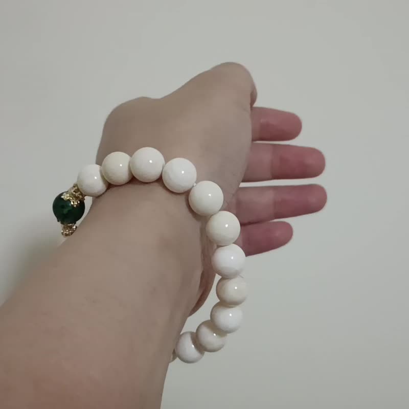 (Customized Gift) Hainan Huangyan Island Best Old Tridacna X Red and Green Treasure X Bronze Bracelet - Bracelets - Gemstone White