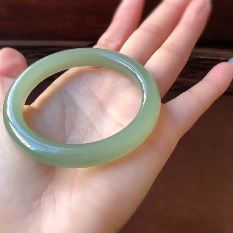 天然和田玉青海料玉鐲 圈口55mm 做工精緻 色澤清新淡雅 - 手鍊/手環 - 玉石 