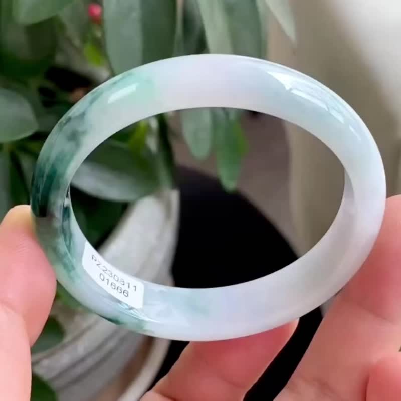 冰種 天然翡翠 緬甸 A玉 玉鐲 • 糯冰種飄藍花翡翠貴妃鐲 - 手鍊/手環 - 玉石 白色