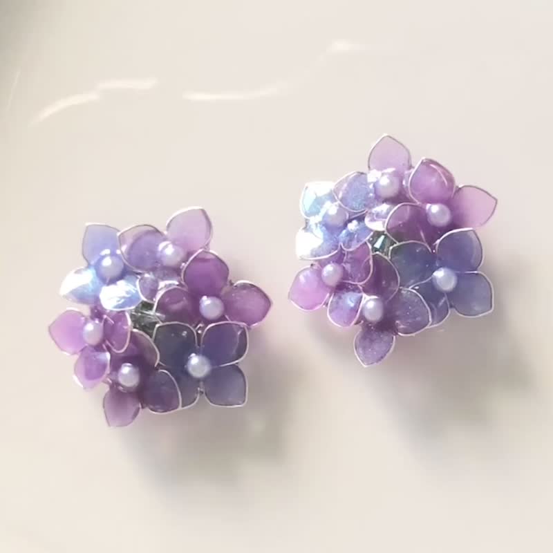 Hydrangea Clip-On dip flower version 6 that changes color depending on the temperature - Earrings & Clip-ons - Resin Purple